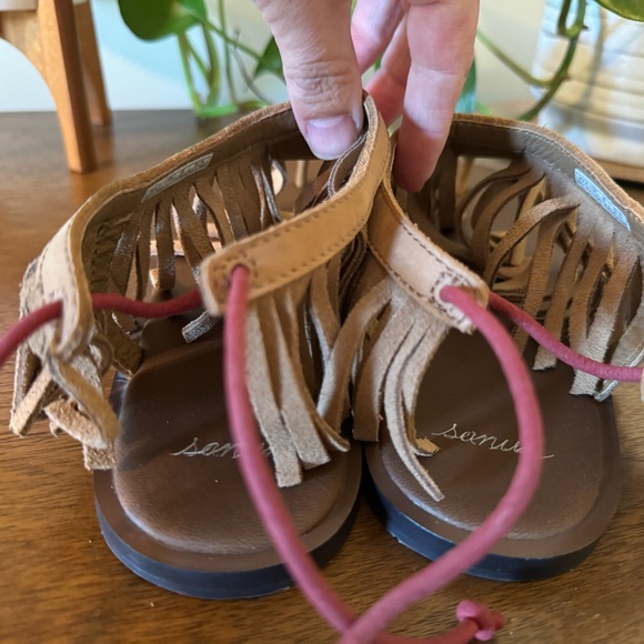 Sanuk sandals - Picture 5 of 7